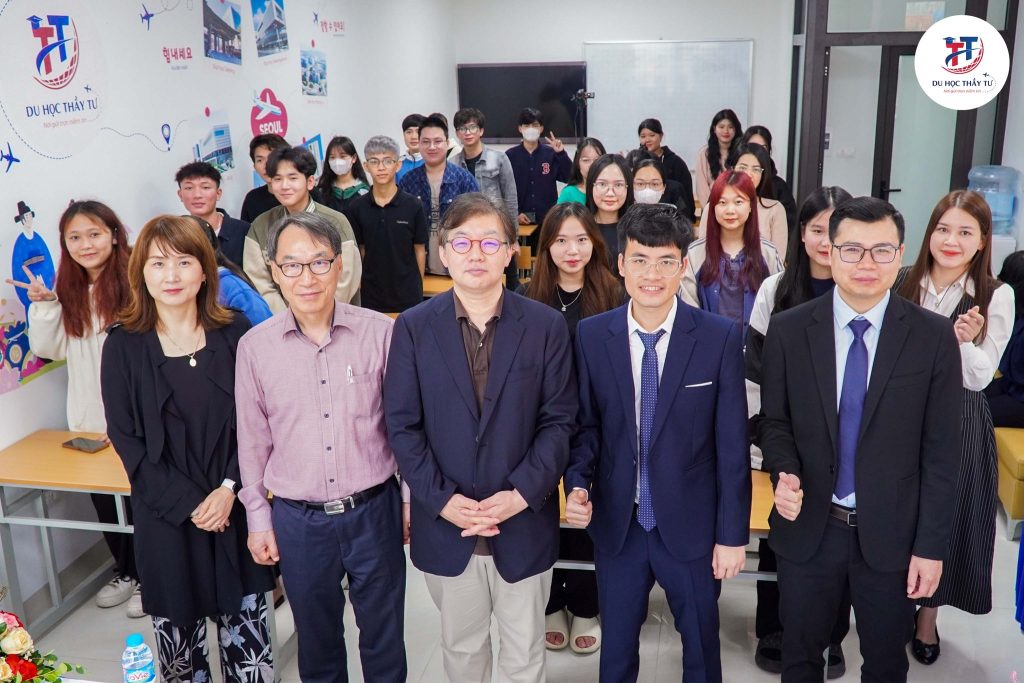 Đại diện 2 bên chụp ảnh lưu niệm cùng học viên trung tâm