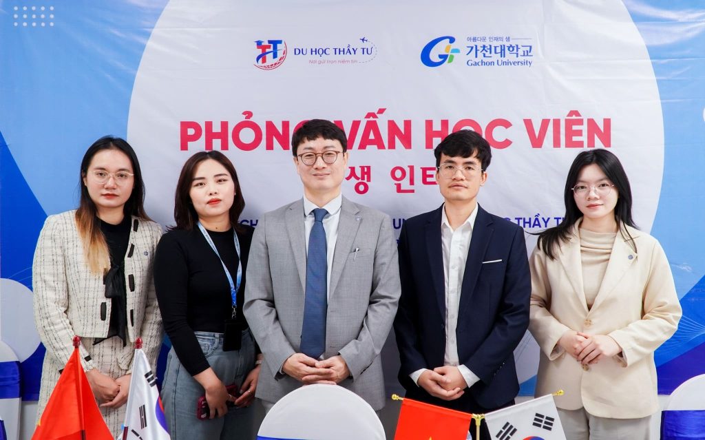 Đại diện lãnh đạo 2 bên chụp ảnh lưu niệm