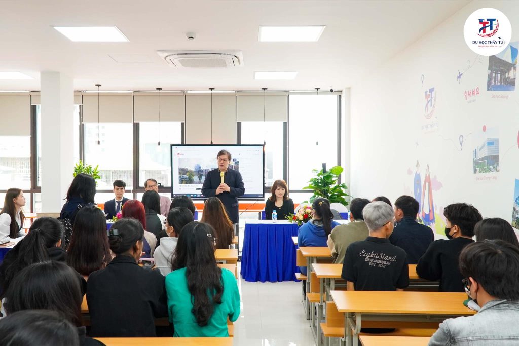 Ông Kim Joon Suk đang giao và giải đáp thắc mắc của học viên