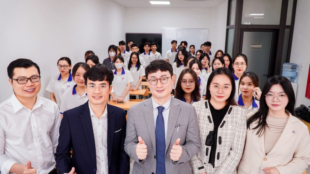 Lãnh đạo 2 bên chụp ảnh giao lưu cùng học viên