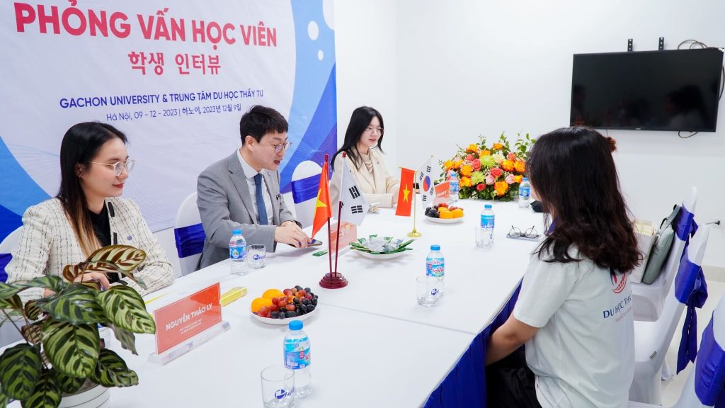 Đại diện Gachon University đang phỏng vấn học viên tại trung tâm Du Học Thầy Tư