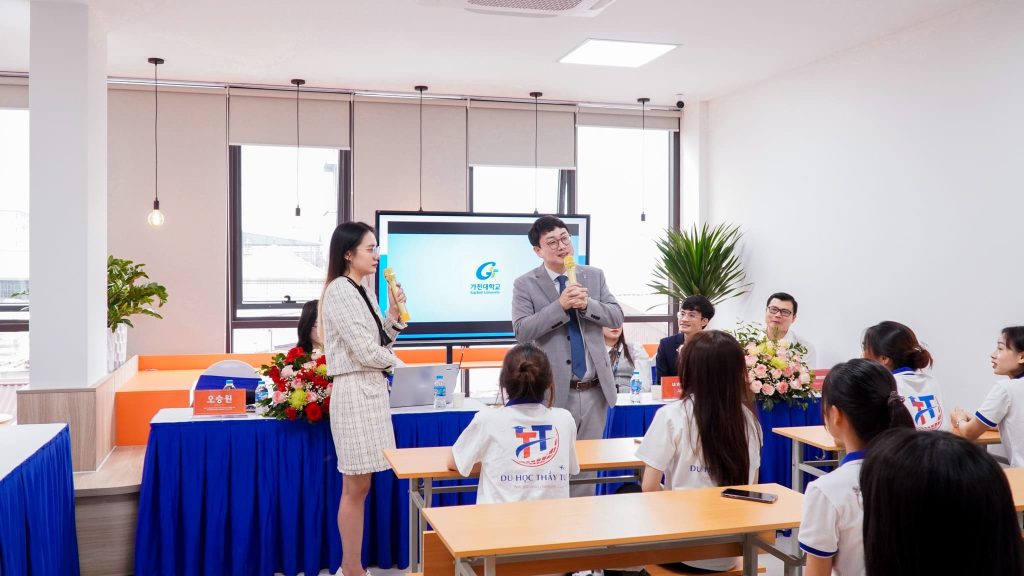 Thầy Oh Seung Won phát biểu giới thiệu về Gachon University