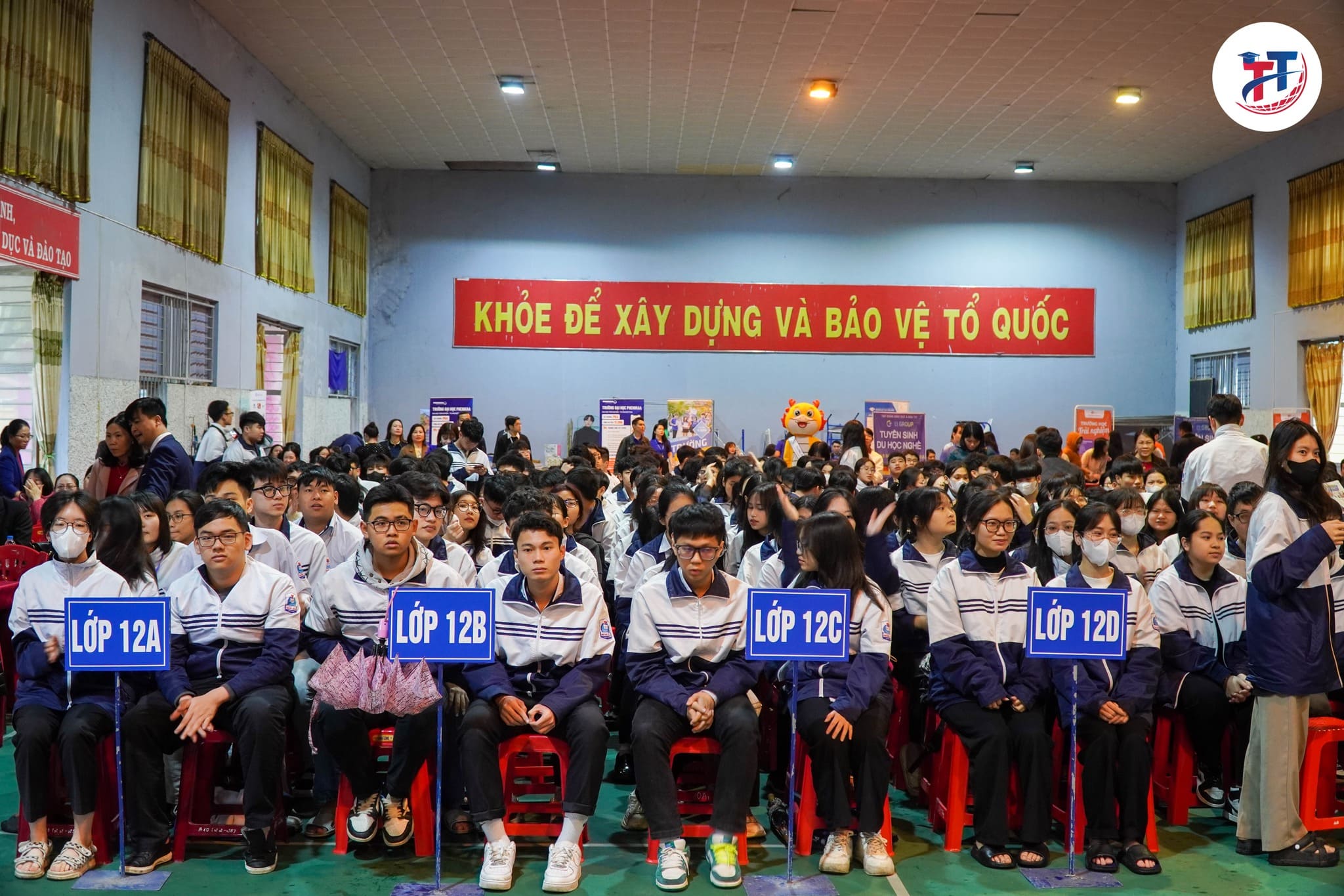 Rất đông các e học sinh có mặt tại buổi tư vấn