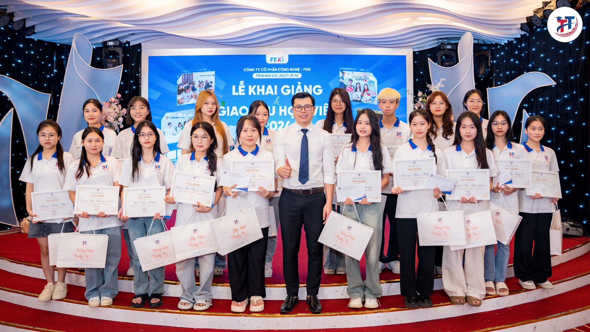 Thầy Nguyễn Văn Tư - Giám đốc đào tạo Trung tâm Tiếng Hàn & Du Học Thầy Tư trao học bổng cho các em học viên có điểm trung bình THPT xuất sắc